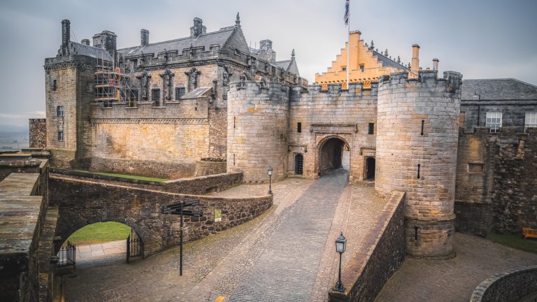 Стърлинг
Замъкът над едноименния град – бивша столица на Шотландия, е една от най-големите исторически забележителности в цялата страната. Бил е резиденция на династията на Стюъртите и арена на стотици битки. 
Известен е и като „Ключа към Шотландия“, тъй като Стърлинг се намира на границата между Хайлендс и ниските земи. Разположен е на около 40 км от Глазгоу и е отворен за посещения.