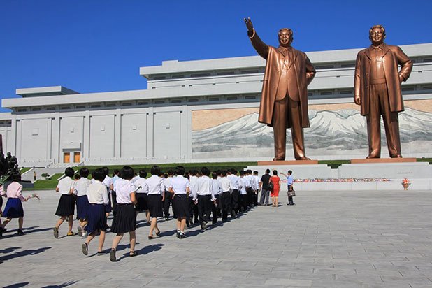 Дядото и бащата на Ким Чен-ун са първият и вторият лидер на КНДР - Ким Ир Сен и Ким Чен-ир