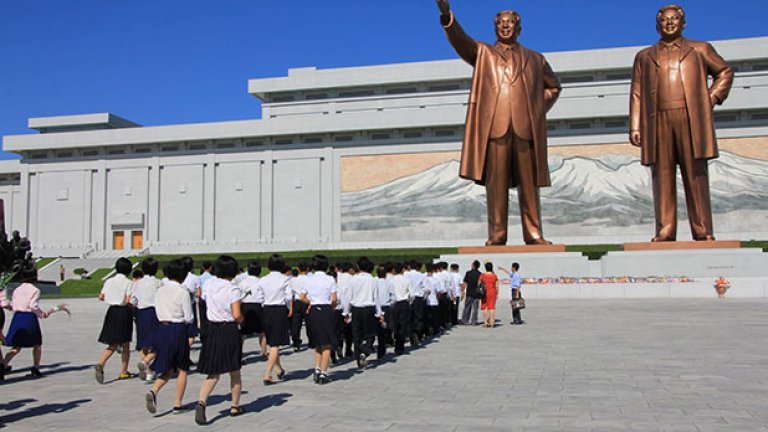 Дядото и бащата на Ким Чен-ун са първият и вторият лидер на КНДР - Ким Ир Сен и Ким Чен-ир