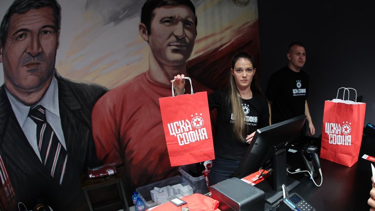 Новият магазин на ЦСКА отвори врати в центъра на София (видео)