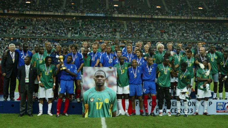 Франция 1:0 Камерун (2003 г.)
Франция прие турнира след големия срам на Мондиал 2002, когато действащият световен и европейски шампион не можа дори да вкара гол. Все пак през 2003-та "петлите" стигнаха до втора поредна Купа на конфедерациите след успех с 1:0 на финала срещу Камерун. Този мач ще се помни завинаги заради отдадената почит на африканския полузащитник Марк-Вивиен Фое, чието сърце спря по време на полуфиналния мач на Камерун с Колумбия.