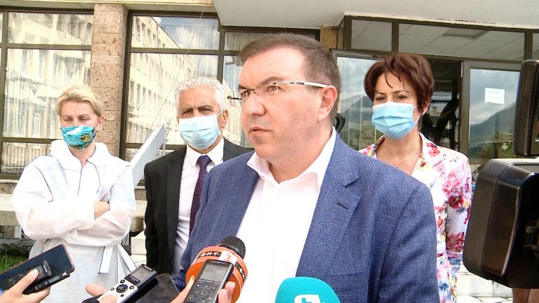 Здравният министър Костадин Ангелов определи като "грозна лъжа" твърденията, че от есента се връща задължителното носене на маски на открито