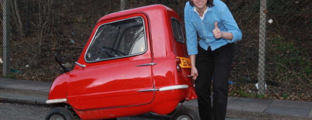 Peel P50Това буквално е най-малкият автомобил, произвеждан някога. Идеята му е да събира един човек и една пълна пазарска чанта, нищо повече. И ако си мислите, че тази кола, произведена през 1960 г., би струвала колкото пакетче "Зрънчо" – в грешка сте. Peel P50 е бутикова находка и последната съществуваща бройка от нея е закупена за 176 хил. долара на аукцион в „Сотбис“.