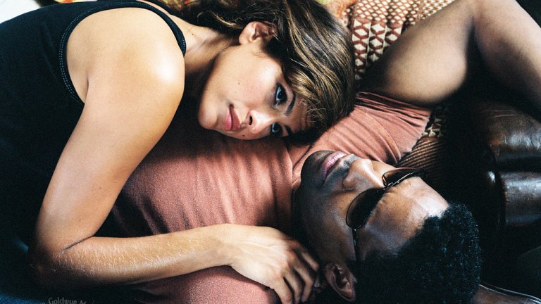 В "Почти невинен" от 2003г. Мендес си партнира с Дензъл Уошингтън, чийто герой Матиас е амбициозен полицай, който обаче се оказва главен заподозрян по престъпление, което не е извършил. Алекс (героинята на Мендес) е тази, която трябва да го залови. Ева е Алекс: детектив и бивша съпруга на Матиас, на която се пада води случая и съответно - преследването на "почти невинния" беглец. Това, което следва е една интересна и напрегната игра на котка и мишка.