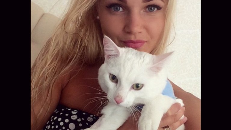 Валерия е сред любимките на феновете и защото все още не е намерила мъжа на сърцето си. Но не живее сама, а с… котката си.