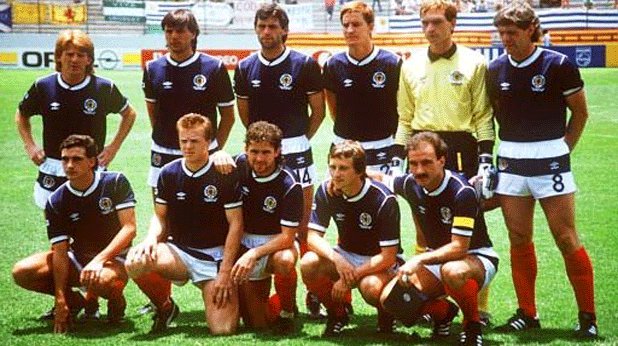 10. Шотландия 1986
Може би това е първият и последен опит да се използва хоризонтална линия през гащетата от футболен екип. Дизайнерът на екипа на Шотландия е търсил индивидуалност и успя да я намери, а тимът не успя да прескочи във втория кръг, тъй като не му достигна 1 точка.