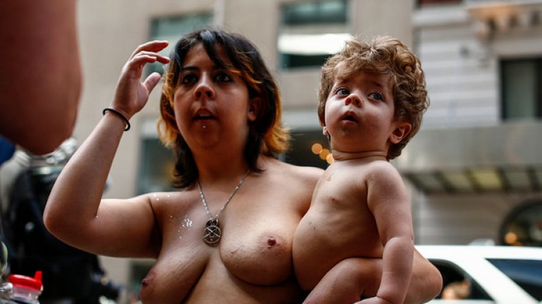 Майки не се притесняват да водят децата си и по този начин да ги превръщат в участници в шествието.