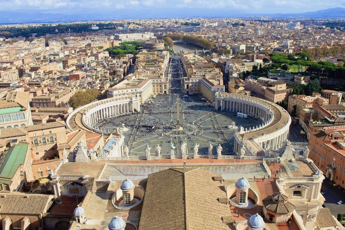  Площад "Свети Петър", Ватикана, Италия 

"Свети Петър" също е дело на Бернини като проектирането и построяването му отнемат 11 години. Площадът е ограден от колонада като над всяка колона има статуя. 

В средата има египетски обелиск – единственият в Рим, останал непокътнат от епохата на Ренесанса до днес. Над площада се извисява базиликата "Свети Петър", откъдето папата произнася своите приветствени слова на различни езици.