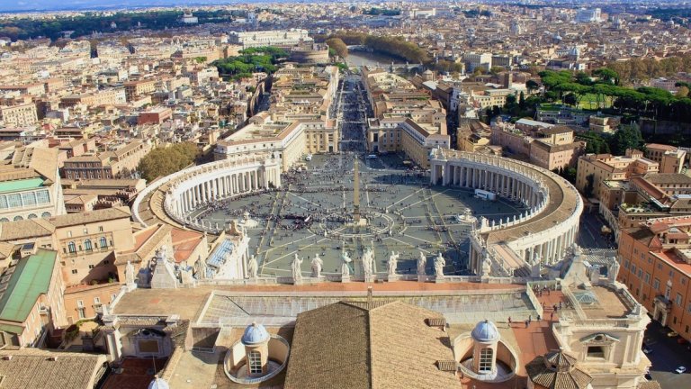  Площад "Свети Петър", Ватикана, Италия 

"Свети Петър" също е дело на Бернини като проектирането и построяването му отнемат 11 години. Площадът е ограден от колонада като над всяка колона има статуя. 

В средата има египетски обелиск – единственият в Рим, останал непокътнат от епохата на Ренесанса до днес. Над площада се извисява базиликата "Свети Петър", откъдето папата произнася своите приветствени слова на различни езици.
