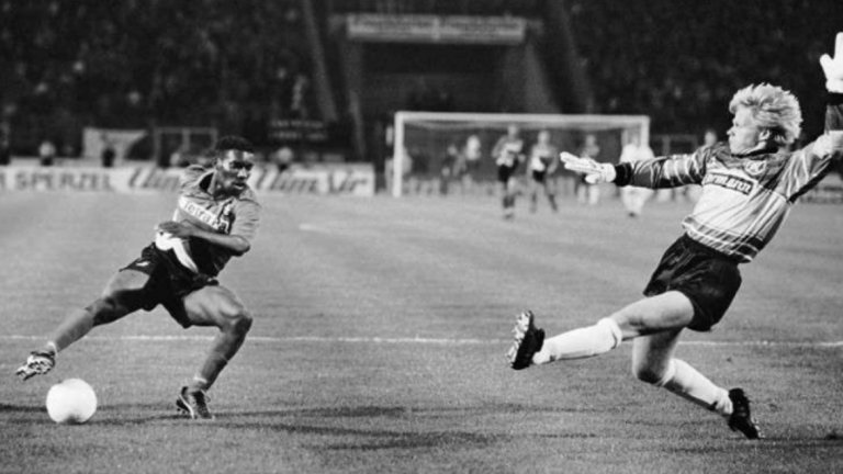 Джей-Джей Окоча от Айнтрахт пронизва вратата на Оливер Кан от Карлсруе...