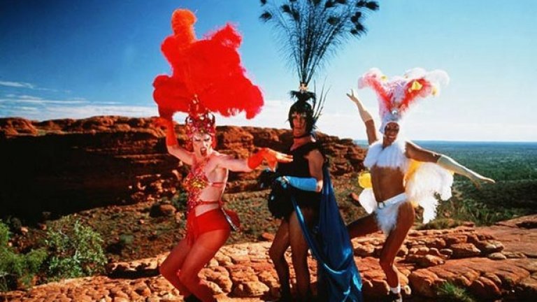 "Приключенията на Присила, кралицата на пустинята" (1994)

Фундаментален филм, пренесъл дискусията по ЛГБТ темите до масовата аудитория, колоритният филм на Стивън Елиът избира британския актьор Терънс Стамп в много различно от типичното му амплоа, превръщайки го в транссексуална жена на пътешествие с двама травестити (Хюго Уийвинг и Гай Пиърс). Със самоироничен хумор и жива естетика, "Присила" заобикаля стереотипите, фокусирайки се върху хората, а не върху предубежденията, поне що се отнася до основните си герои - филмът предизвика гняв, защото показва филипинка по начин, който според някои е расистки. Класическият саундтрак на филма доведе до успешна и дълготрайна сценична адаптация, която се играе и досега, а сензационният, евтин гардероб спечели на дизайнерите на костюмите Тим Чапъл и Лизи Гардинър "Оскар".
