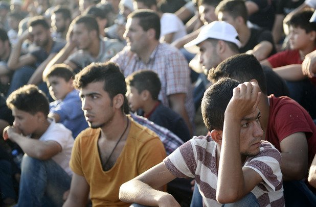 "Придошлите групи не се отказват от целта си да пресекат границата с Гърция и да продължат пътя си към европейската мечта. Но има международни договорености и закони, които Турция не може да погазва", заяви валията на Одрин 