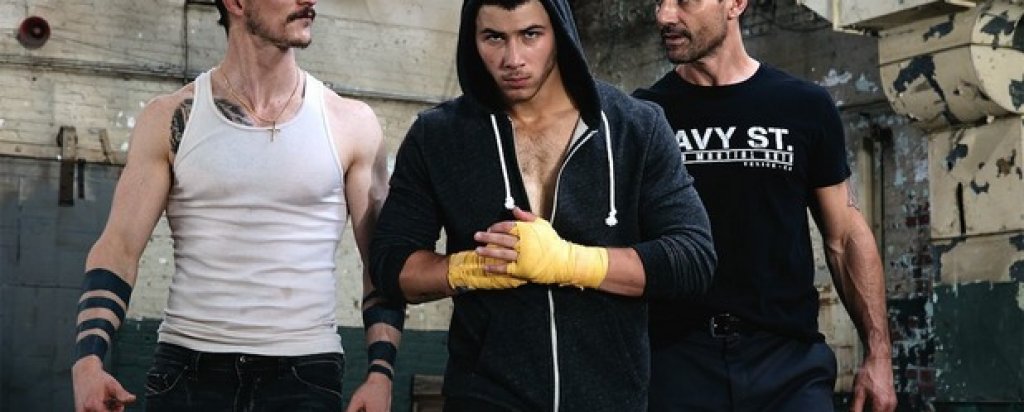 Kingdom (1 юни)
За някои това е приковаваща семейна драма за напрежението, съперничеството и корупцията и решимостта, на които трябва да си способен, за да станеш MMA боец. За други това е сериалът, в който могат да гледат красивото тяло на Ник Джонас, който играе гей. И двете причини си заслужават. Втори сезон на шоуто тръгва по DirecTV от 1 юни.