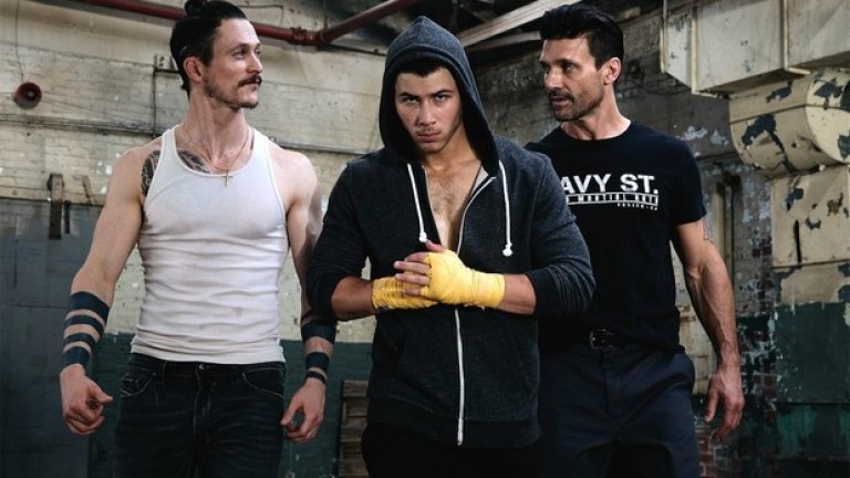 Kingdom (1 юни)
За някои това е приковаваща семейна драма за напрежението, съперничеството и корупцията и решимостта, на които трябва да си способен, за да станеш MMA боец. За други това е сериалът, в който могат да гледат красивото тяло на Ник Джонас, който играе гей. И двете причини си заслужават. Втори сезон на шоуто тръгва по DirecTV от 1 юни.