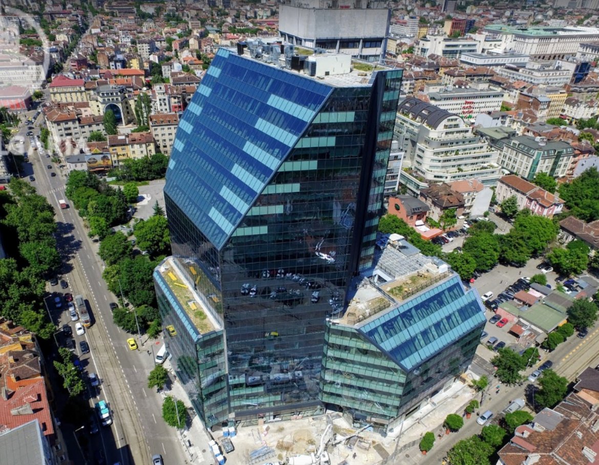 City Tower, 74 метра, 19 етажа, незавършена

Сградата на "Айкон", българското дружество на гръцкия инвеститор GEK TERNA Group на пл. "Македония", на кръстовището на ул. "Алабин" и бул. "Христо Ботев", се намира до друга висока сграда - централата на КНСБ. City Tower се състои от две функционално съединени кули (19-етажна и 8-етажна) и ще предлага общо 34 500 кв.м офис площи и 2 700 кв.м търговски площ, както и 369 паркоместа. Очаква се да бъде завършена до края на годината.
Снимка: Google Maps
