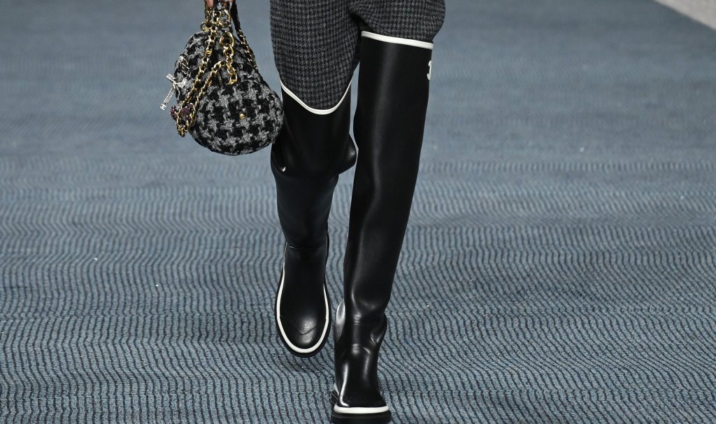 Вдъхновение от хиподрума
Равни и в неостаряващия си елегантен вид, ботушите за езда също се нареждат сред тенденциите за зима 2022/2023. Съветът при тях е да следвате класиката. Избирайте модели в черно или кафяво, с нисък ток и дължина - малко над коляното. Стремете се също така да ги носите с ежедневното си облекло, защото колкото и да са елегантни, ботушите за езда ще изглеждат абсурдно в официален тоалет.