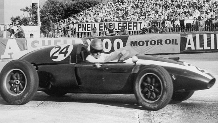 Cooper T51 Climax от 1959 година
Малкият британски „гаражен” отбор печели титлата във Формула 1 през 1959 с една промяна в дизайна на колите – двигателят се мести зад пилота – решение, което се използва и днес. Така се получава по-малка и по-аеродинамична предница, както и по-нисък център на тежестта. С болидите на Cooper с разположен отзад двигател Джак Брабъм печели световната титла през 1959 и 1960. За сезон 1961 всички болиди на стартовата решетка са с разположени отзад двигатели.