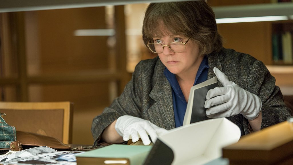 \"Can You Ever Forgive Me\"
Мелиса Маккарти отново влиза в една от онези роли, които могат едновременно да те разсмеят и разплачат. Този път тя разказва истинската история на журналистката Ли Израел. От известен журналист, който пише биографични 