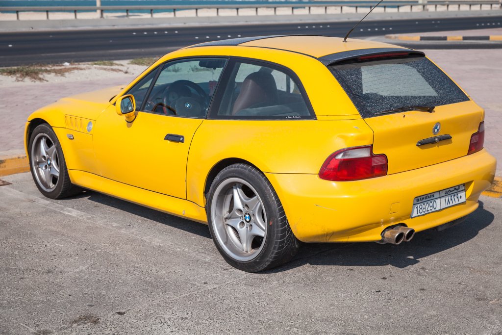 “Клоунска обувка” - BMW Z3 M Coupe

Обективно погледнато това е най-грозният вариант на иначе много популярния модел на BMW от средата на 90-те и началото на новия век. Не е ясно кой и защо по-точно е решил, че стилният кабриолет може да бъде превърнат в продълговат хечбек с форма на обувката на Роналд Макдоналд.

Неслучайно Z3 M Coupe се произвежда едва три години до 2002 г. и то само за американския пазар.