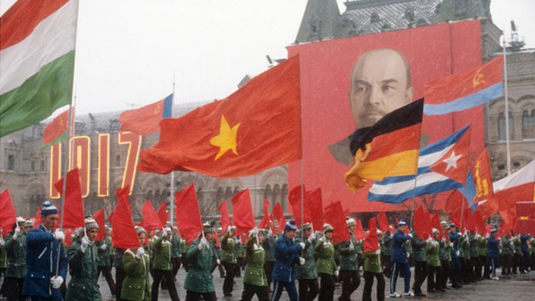 Големите манифестации са характерни за 7 ноември - те се провеждат в целия социалистически блок