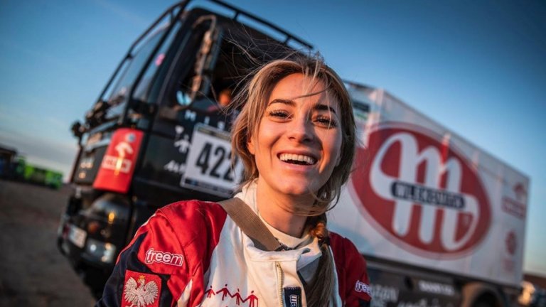 Тя участва в "Мис Вселена", а сега кара камион в Африка