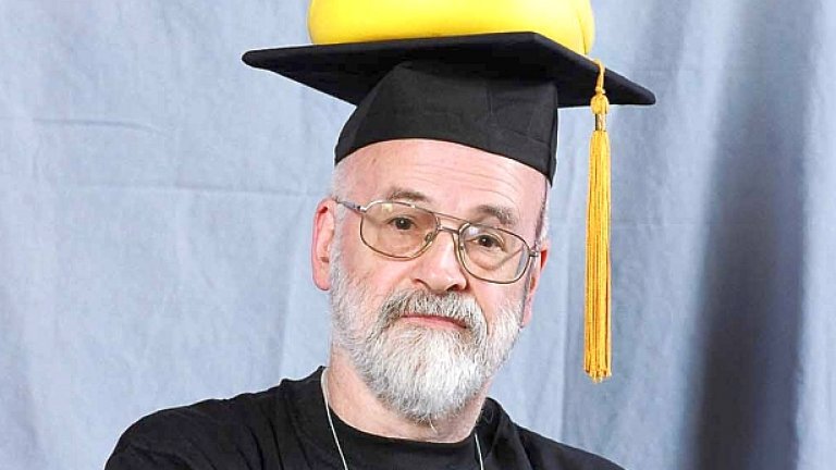 Има ли някой, който би искал Тери Пратчет да го направи, докато още може сам, вместо да напише последната си книга?