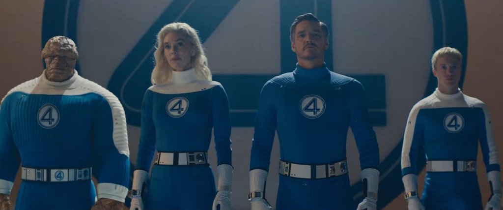 „Фантастичната четворка: Първи стъпки“ (The Fantastic Four: First Steps, 2025)
Действието се развива в алтернативна, ретро-футуристична версия на 60-те години на миналия век и представя емблематичното семейство на Рийд Ричардс, Сю Сторм, Джони Сторм и Бен Грим. Филмът проследява техния сблъсък с космическия унищожител на светове Галактус и сребърния му вестител, като същевременно изгражда уникалния свят, от който произхождат. Лентата полага директните основи за историята на Доктор Дуум, чийто образ видяхме във финалната сцена на филма от 2025.