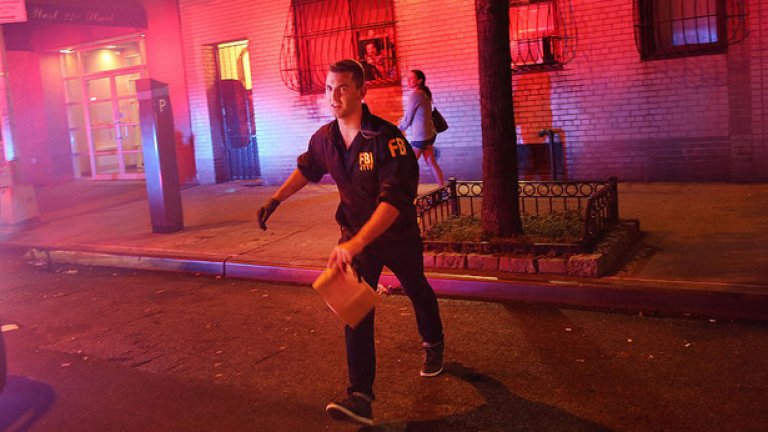 Служител на ФБР проверява оживения квартал "Челси" в сърцето на Манхатън.