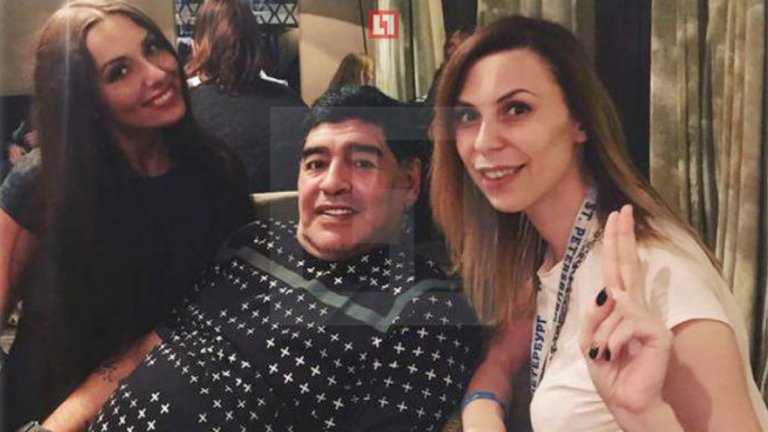 Диего Марадона в компанията на Екатерина Надолская (вляво) и друга жена