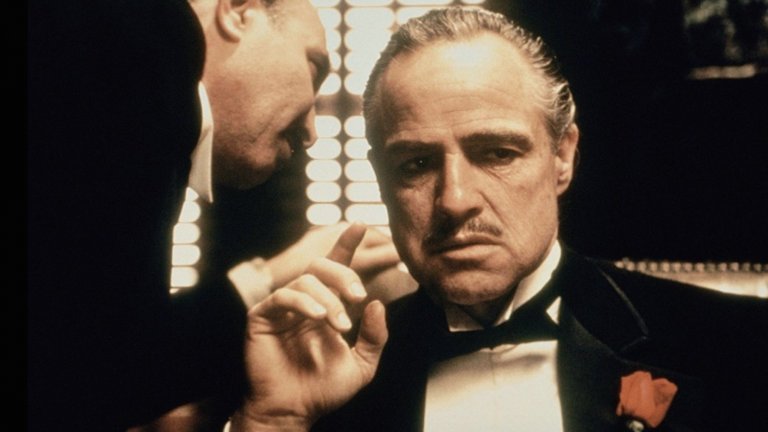 Дон Корлеоне е вдъхновен от Франк Кастело

Мафиотът Франк Кастело изживял в реалността събитията, които Марлон Брандо изиграва на екран.Също като Вито Корлеоне, Кастело има силни връзки с правната система в САЩ, умишлено избягва да се занимава с наркотици и оцелява след опит за покушение. 

Дори дрезгавият глас на Франк е пресъздаден във филма от Марлон Брандо, за да създаде запомнящ се персонаж.