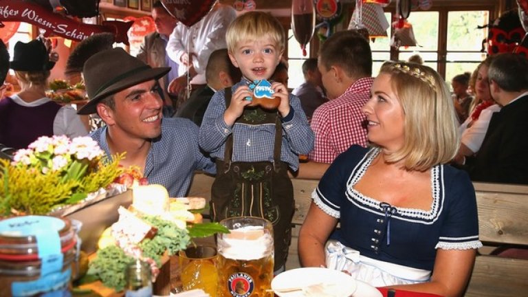 Капитанът Филип Лам със семейството му - съпругата Клаудия и синът Джулиън.