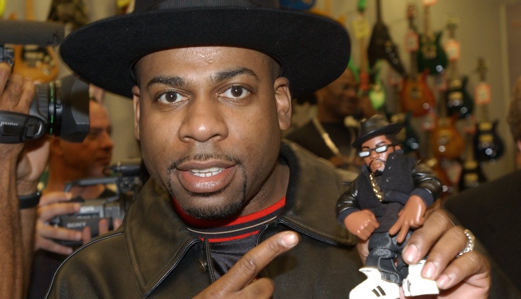 Jam Master Jay
Третият член на великите Run-D.M.C. и един от най-влиятелните хип-хоп диджеи на 80-те с основен принос за бума на рап музиката и превръщането ѝ в културен феномен.
Застрелян е в звукозаписното си студио в Ню Йорк през октомври 2002 г. Впоследствие двама души са обвинени за убийството, а според прокуратурата става въпрос за провалена сделка за наркотици. Джей е трябвало да закупи 10 килограма кокаин, които да бъдат пласирани след това от неговите убийци Карл Джордан и Джейсън Уошингтън.
Диджеят обаче се отказва от сделката, а Джордън и Уошингтън решават да му отмъстят. Скоро след смъртта на Джей Run-D.M.C се разпада окончателно.