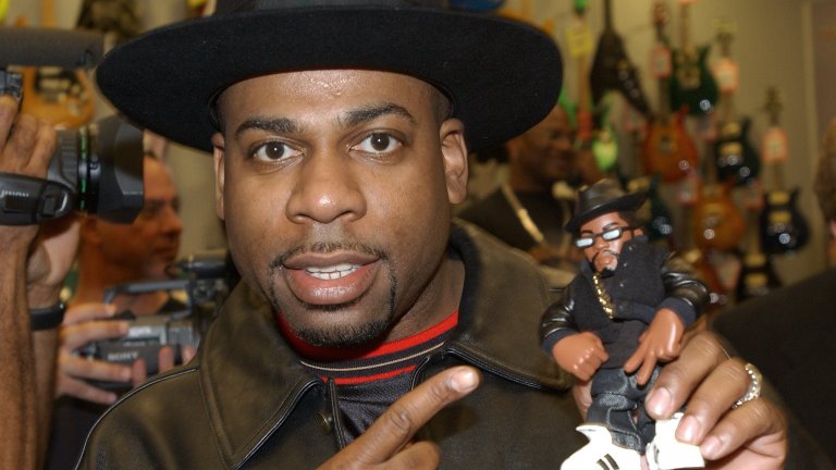 Jam Master Jay
Третият член на великите Run-D.M.C. и един от най-влиятелните хип-хоп диджеи на 80-те с основен принос за бума на рап музиката и превръщането ѝ в културен феномен.
Застрелян е в звукозаписното си студио в Ню Йорк през октомври 2002 г. Впоследствие двама души са обвинени за убийството, а според прокуратурата става въпрос за провалена сделка за наркотици. Джей е трябвало да закупи 10 килограма кокаин, които да бъдат пласирани след това от неговите убийци Карл Джордан и Джейсън Уошингтън.
Диджеят обаче се отказва от сделката, а Джордън и Уошингтън решават да му отмъстят. Скоро след смъртта на Джей Run-D.M.C се разпада окончателно.