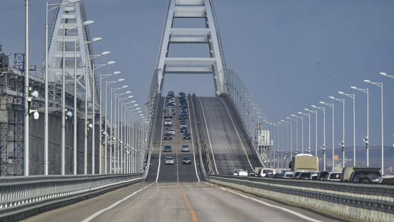 Извънредна ситуация затвори Кримския мост
