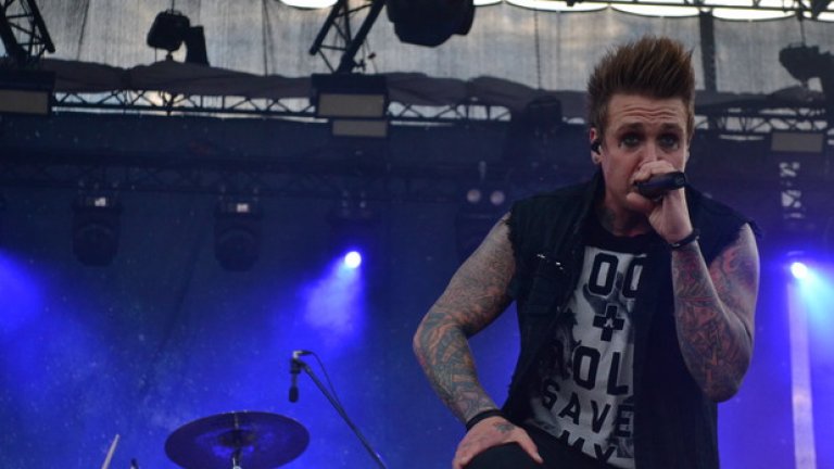 Представителките на нежния пол на талази забързаха към сцената, щом дойде ред на Papa Roach.