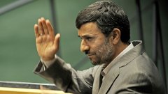 С копия от Корана и Библията в ръце, иранският президент Махмуд Ахмадинеджад заяви, че иранците уважават и двете религии