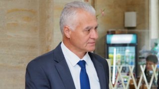 В момента той е шеф на Комисията по досиетата