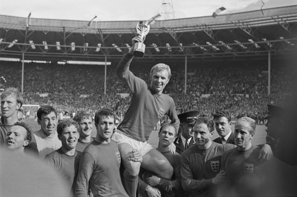 Един от най-великите защитници в историята на играта, капитан на Англия през 1966 г. и пример за лидерство, интелигентност и достойнство както на терена, така и извън него