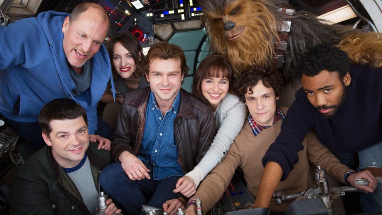 15. Solo: A Star Wars Story – 25 май 2018 г.
Соловият филм за младия Хан Соло ще трябва категорично да покаже дали стратегията на Disney за изтръскването на всяка стотинка от джобовете на легионите фенове на Star Wars, чрез безкрайно разтягане на едни и същи локуми, ще бъде успешна. Проектът е леко проблемен и братята Милър, които оригинално трябваше да го режисират, бяха заменени от Рон Хауърд.