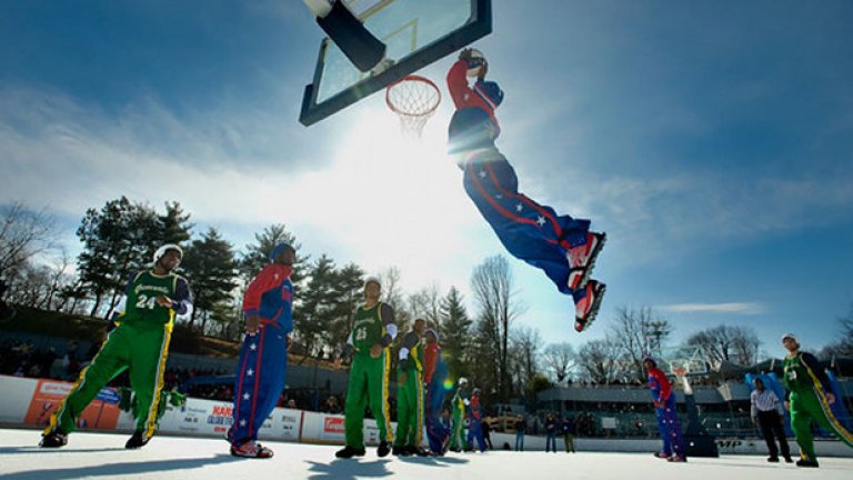 Баскетбол върху замръзнал басейн в Сентрал Парк Откритият басейн в Сентрал Парк през зимата по принцип се използва за хокей, но явно става и за баскет 3х3.