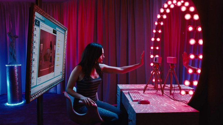Отличният нов хорър филм "Cam" улавя ежедневните страхове на уебкам моделите и е по сценарий на бившата "камгърл" Иса Мазеи