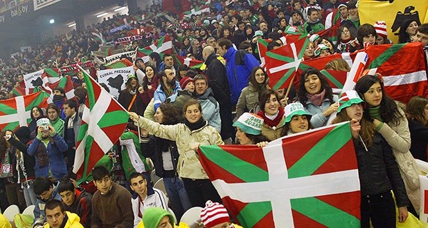 Испански знамена по тези трибуни няма да видите. Червеното, зеленото и бялото на баските националисти владеят мястото.