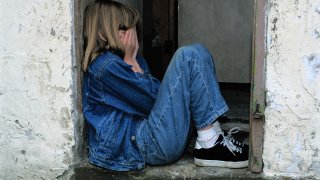 child-sitting-1816400_1920