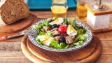 Изобилие от свежи продукти и подправки