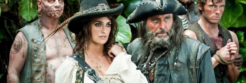 4. "Карибски пирати: В непознати води"
С приходи от милиард и 45 милиона долара от продадени билети в целия свят, четвъртият филм от приключенската поредица за ексцентричния пират Джак Спароу е най-кухият и тромав опит да се капитализира върху вече изграден бранд.
Джони Деп се опитва да поддържа своя персонаж свеж и интересен за публиката, но поп кръстоската между Кийт Ричардс, Хънтър Томпъсн и Дрексъл вече се усеща крайно изтощителна.