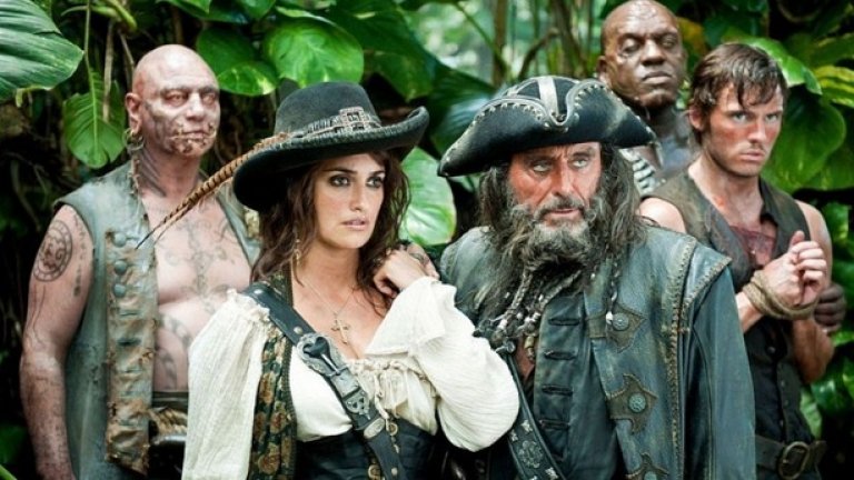4. "Карибски пирати: В непознати води"
С приходи от милиард и 45 милиона долара от продадени билети в целия свят, четвъртият филм от приключенската поредица за ексцентричния пират Джак Спароу е най-кухият и тромав опит да се капитализира върху вече изграден бранд.
Джони Деп се опитва да поддържа своя персонаж свеж и интересен за публиката, но поп кръстоската между Кийт Ричардс, Хънтър Томпъсн и Дрексъл вече се усеща крайно изтощителна.
