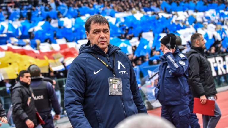 "Ръководството на ПФК Левски АД декларира своята пълна, категорична и безрезервна подкрепа към треньора и неговия екип и вярва, че резултатите от техните усилия в тренировъчния процес ще радват привържениците", пише в декларацията.