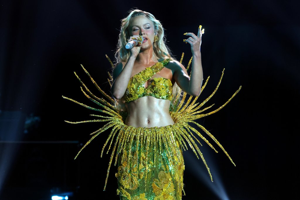 Зара ЛарсънЛарсън заяви, че иска тоалетът ѝ да ни напомня за море, русалки и ваканция. Получава ѝ се с посланието, особено с лъчите слънце, които сложи на гърба си, след като се качи на сцената.