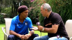 Журналистът със "Златна топка" Стоичков интервюира все още действащия футболист със "Златна топка" Роналдиньо.