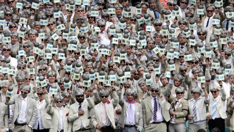 4 януари. Крикет в Сидни. Хиляди фенове в костюми и с микрофони почитат легендарния Ричи Бено.


